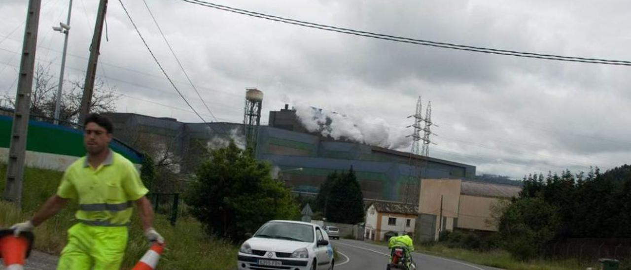 Labores de pintado de la carretera en el entorno de Tabaza.