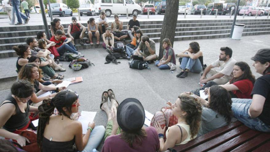 Reunió d&#039;una comissió d&#039;una trentena de persones a la plaça Jacint Verdaguer, al costat de l&#039;acampada.