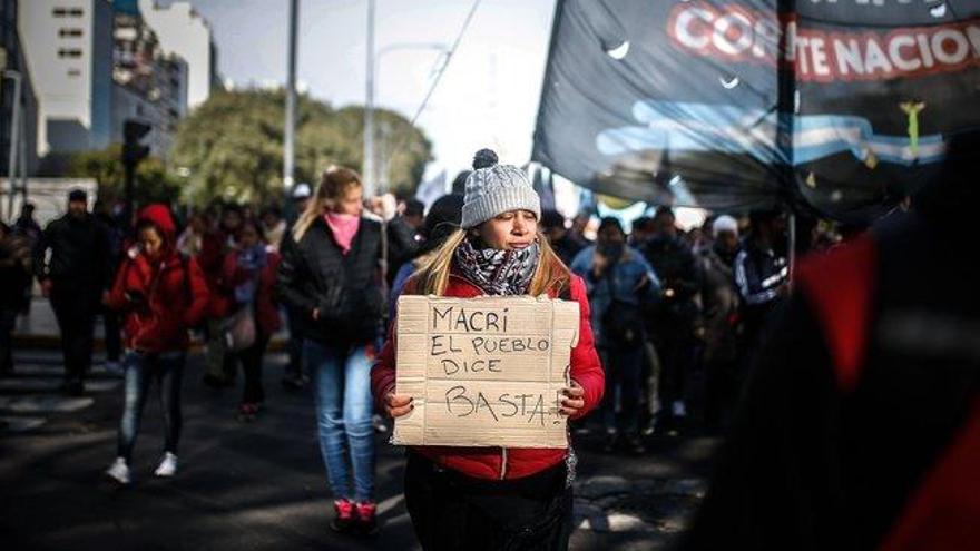 Miles de argentinos protestan contra Macri y la creciente crisis económica