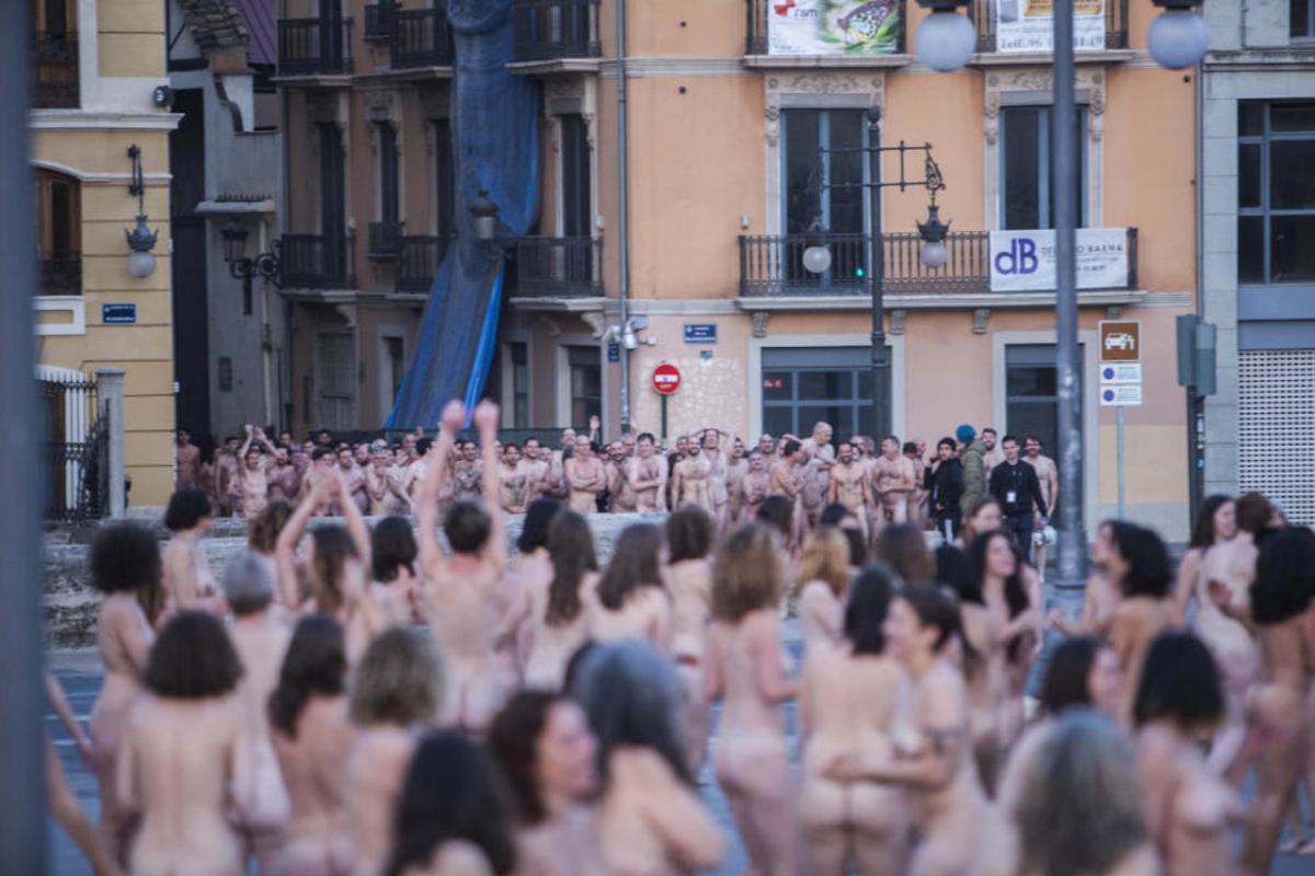 Spencer Tunick desnuda a 2.000 personas en València frente a las Torres de Serranos