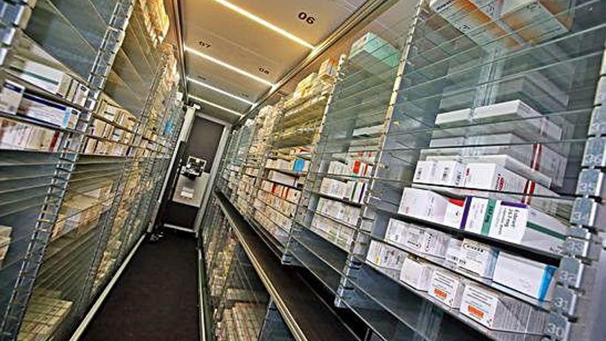 Medicamentos clasificados en el almacén de una farmacia hospitalaria.