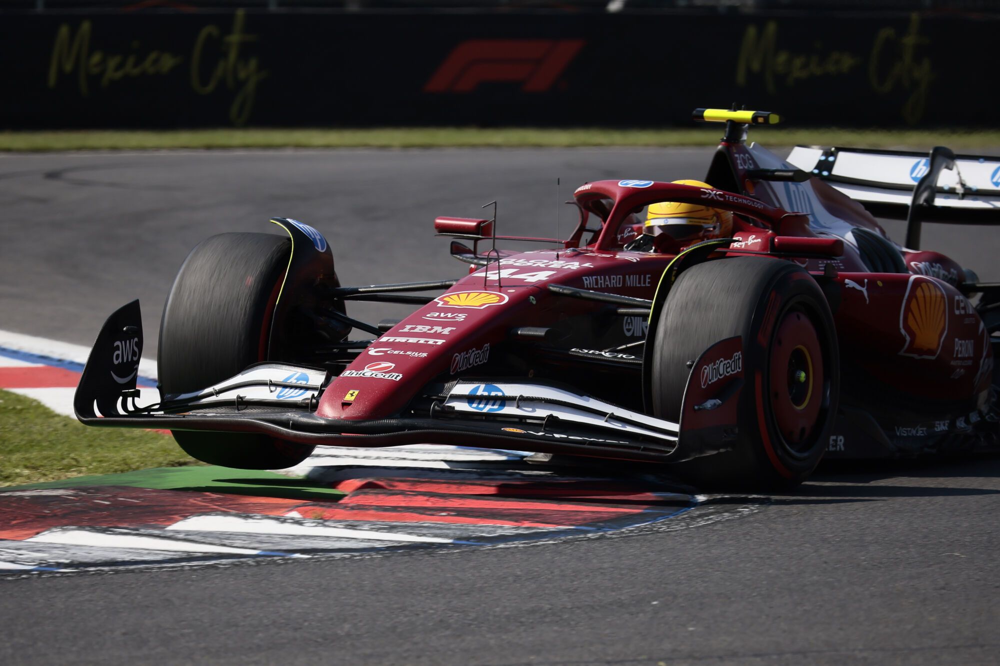 AMDEP7965. CIUDAD DE MÉXICO (MÉXICO), 26/10/2025.- El británico Lewis Hamilton de Ferrari, compite en el Gran Premio de México de la Fórmula Uno este domingo, en el Autódromo Hermanos Rodríguez en Ciudad de México (México). EFE/ José Méndez