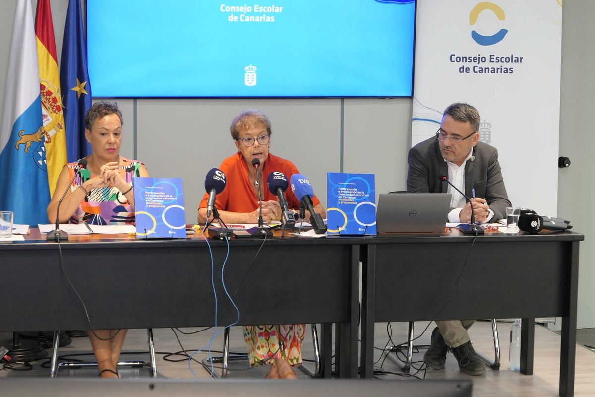 Representantes del Consejos Escolar de Canarias durante la presentación del informe.