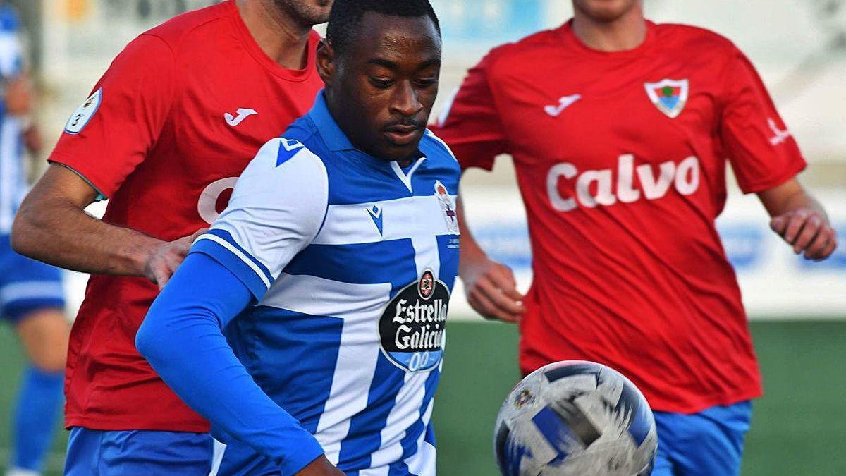 Mujaid, junto a dos jugadores del Bergantiños en el partido del sábado.