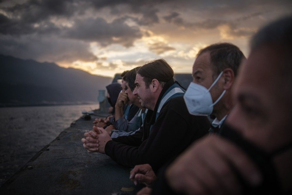 Traslado de agricultores de La Palma en una embarcación de la Armada Española durante la erupción del volcán