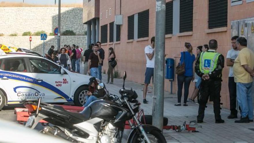 Los examinadores de Tráfico prolongan un mes la huelga en las pruebas del carnet