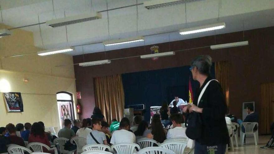 Reunión del equipo de Gobierno del Ayuntamiento de Morales con las peñas para ultimar preparativos.