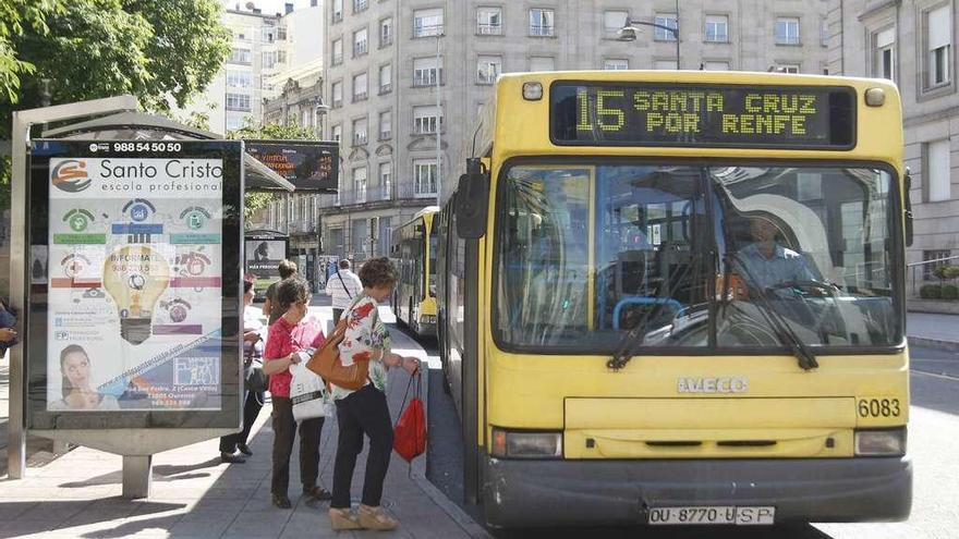 El transporte urbano de Ourense podría ampliar su servicio a varios concellos limítrofes. // Jesús Regal