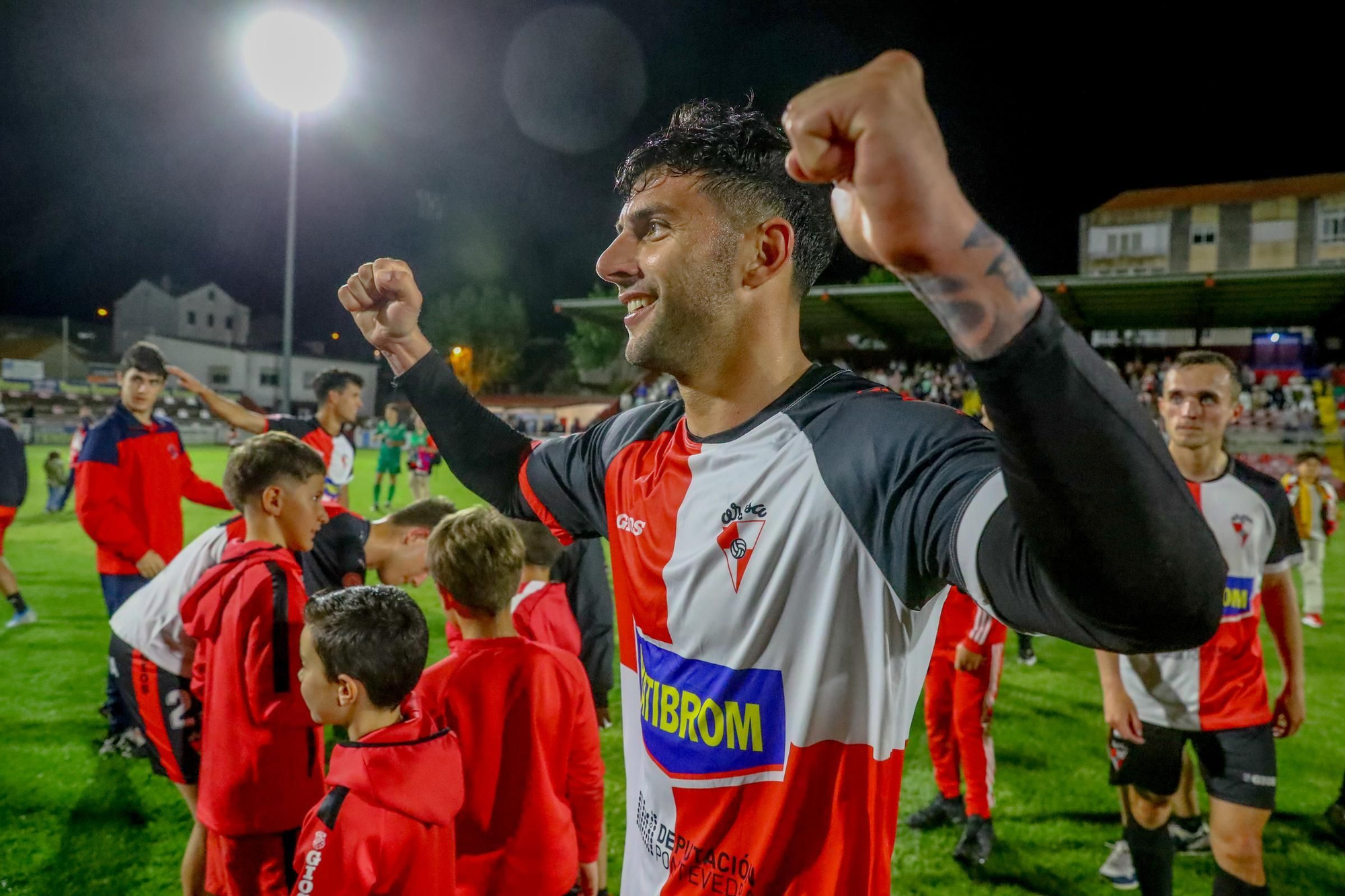 A Lomba vive una fiesta del fútbol con final feliz para el Arosa ante la UD Ourense (3-0)