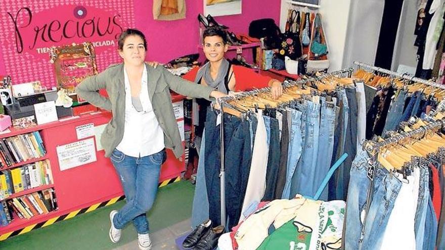 Laura Pérez y Nayra Suárez, en el interior de Precious, una tienda de ropa de segunda mano de la capital grancanaria.