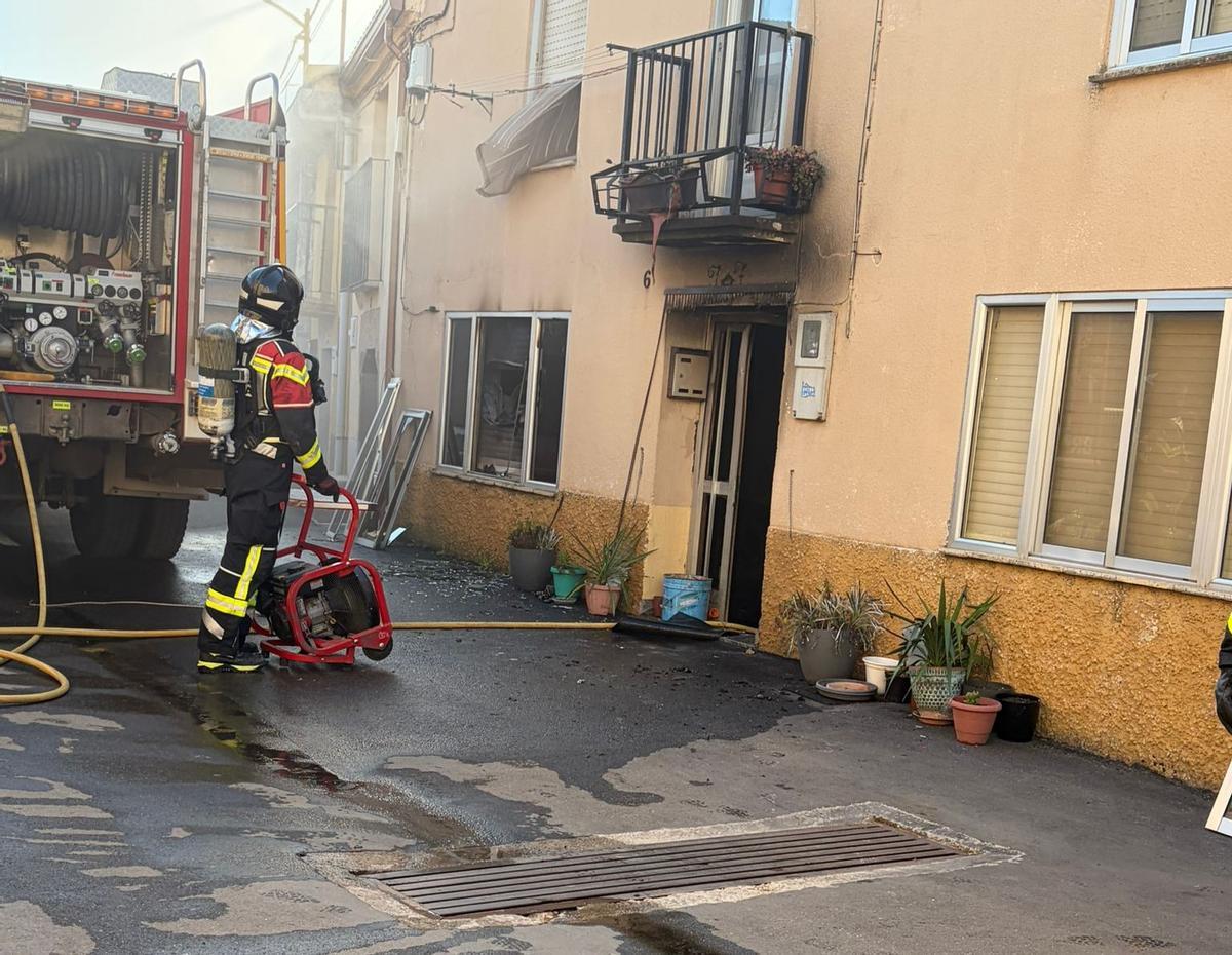 Un bombero observa la vivienda en la que se ha registrado el incendio.