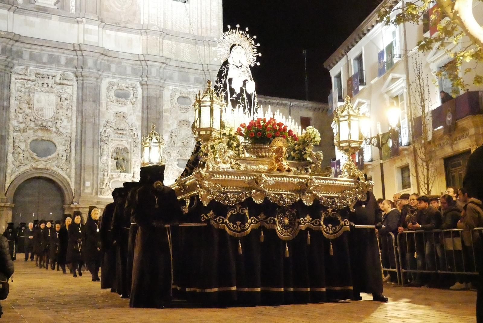 En imágenes | Zaragoza se conmueve con el 'Encuentro' de Jesús del Calvario y la Virgen de los Dolores