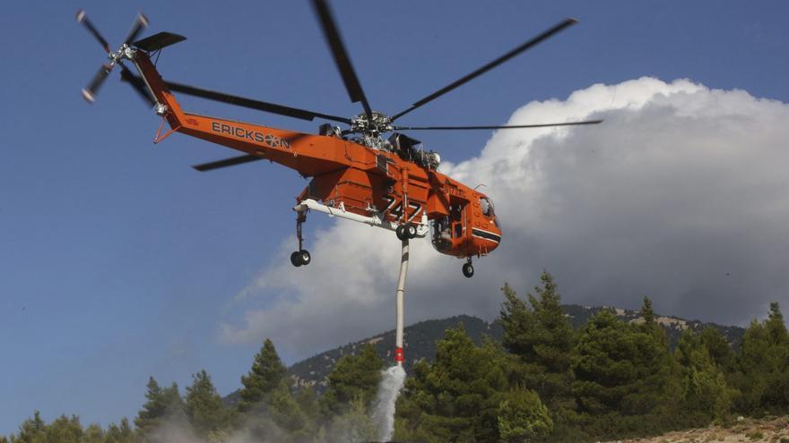 Els incendis de Grècia amenacen Atenes i provoquen dos morts