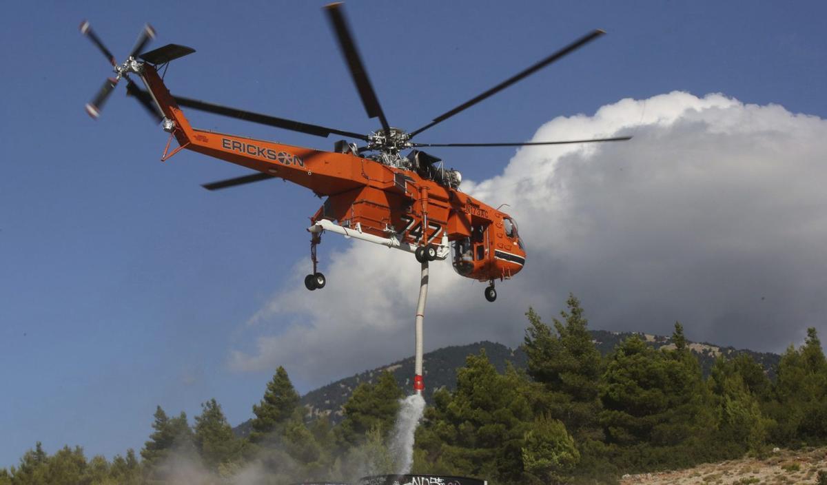 Els incendis de Grècia amenacen Atenes i provoquen dos morts