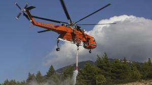 Els incendis de Grècia amenacen Atenes i provoquen dos morts