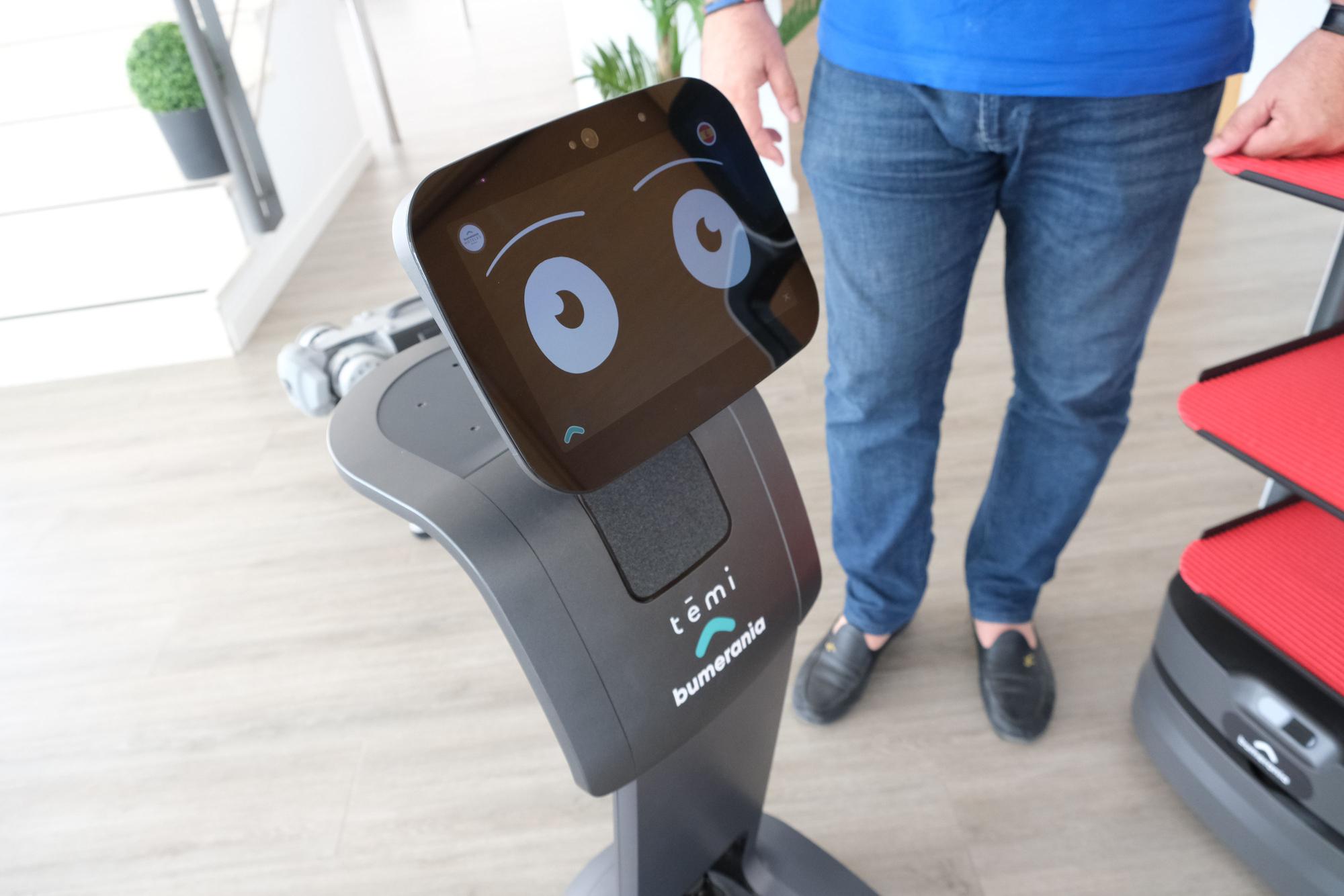 Temi, el robot para cuidar de la salud y entretener a las personas mayores.