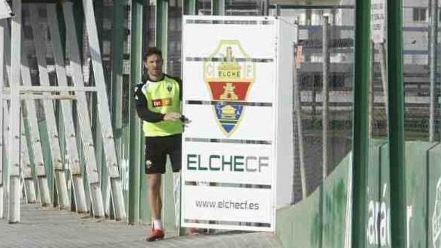 Edu Albacar abandona el campo anexo tras entrenar con el grupo