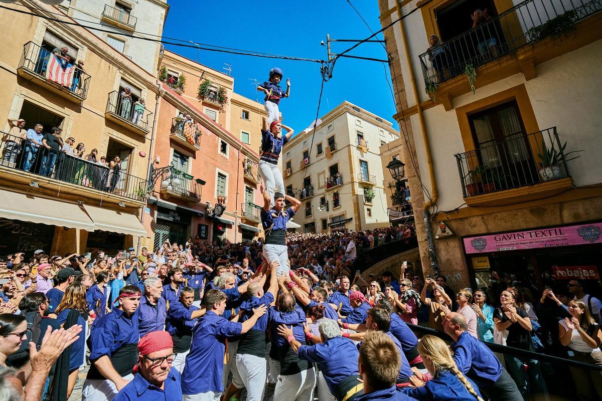 Pilar caminant dels Xiquets del Serrallo, a la Santa Tecla de 2025 a Tarragona.