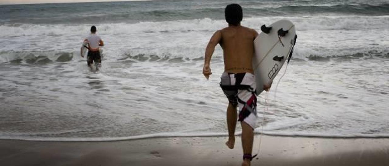 Los surfistas federados son los únicos bañistas que pueden acceder al mar cuando se decreta la bandera roja.