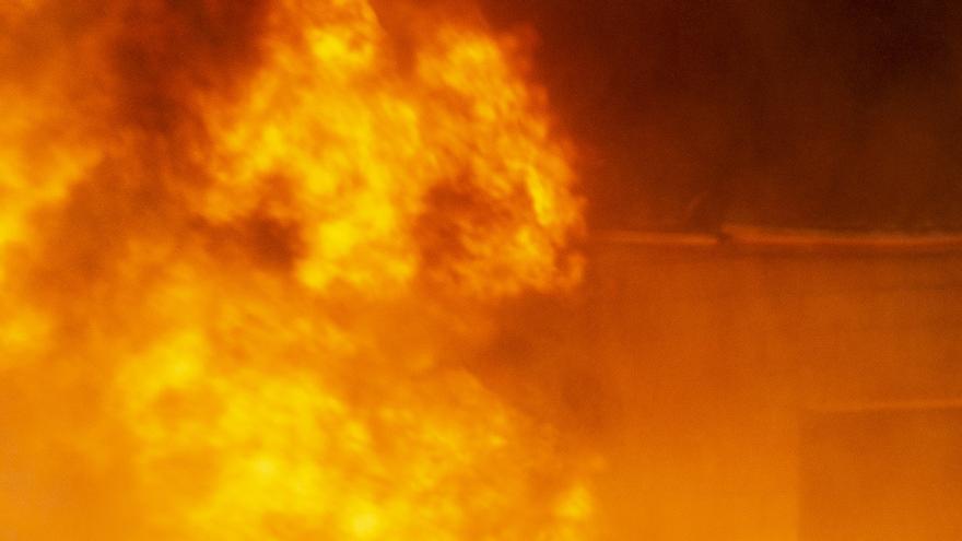 Impactantes imágenes del incendio de la fábrica de San Vicente del Raspeig