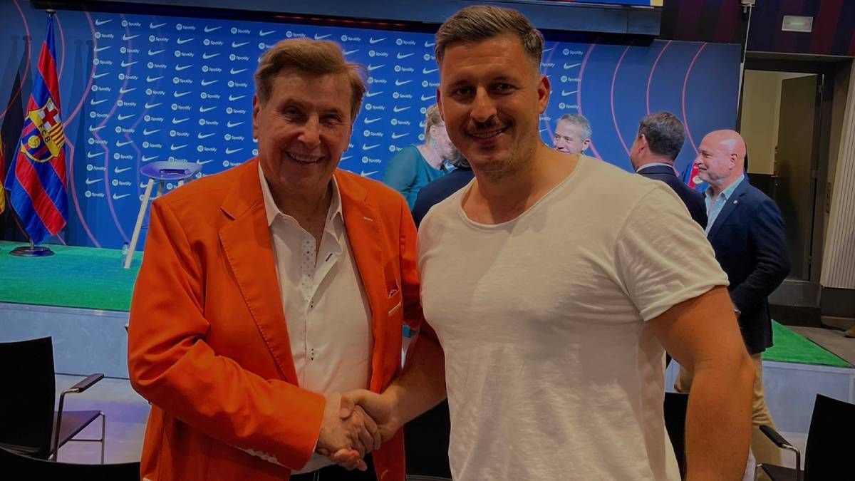 Zahavi, junto al periodista Tomasz Wlodarczyk en la rueda de prensa de Lewandowski