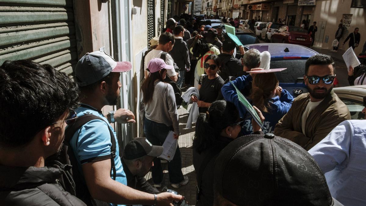 Largas colas este lunes en Pere Garau por la regularización