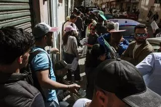 Largas colas este lunes en Pere Garau por la regularización