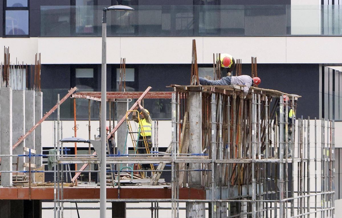 Obreros de la construcción trabajan en Santiago