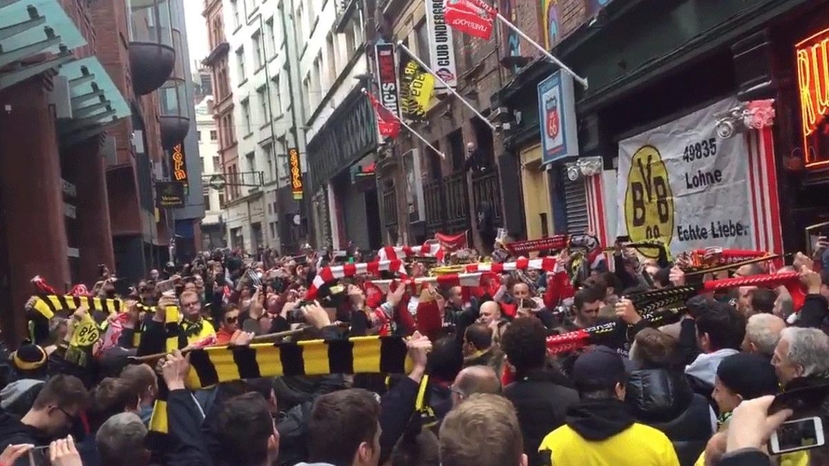 Dortmund y Liverpool cantan juntos el 'You'll Never walk alone'