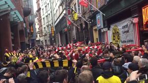 Dortmund y Liverpool cantan juntos el Youll Never walk alone