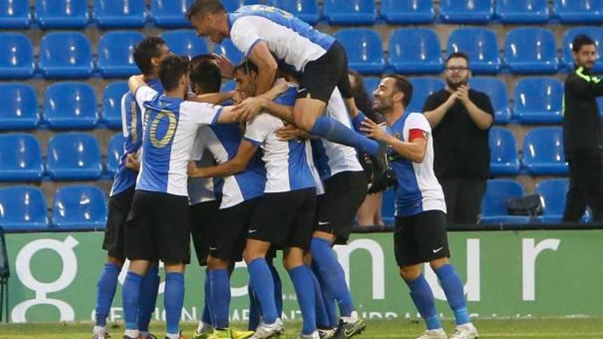 Los jugadores del Hércules hacen piña tras marcar un gol, en un partido en el Rico Pérez.