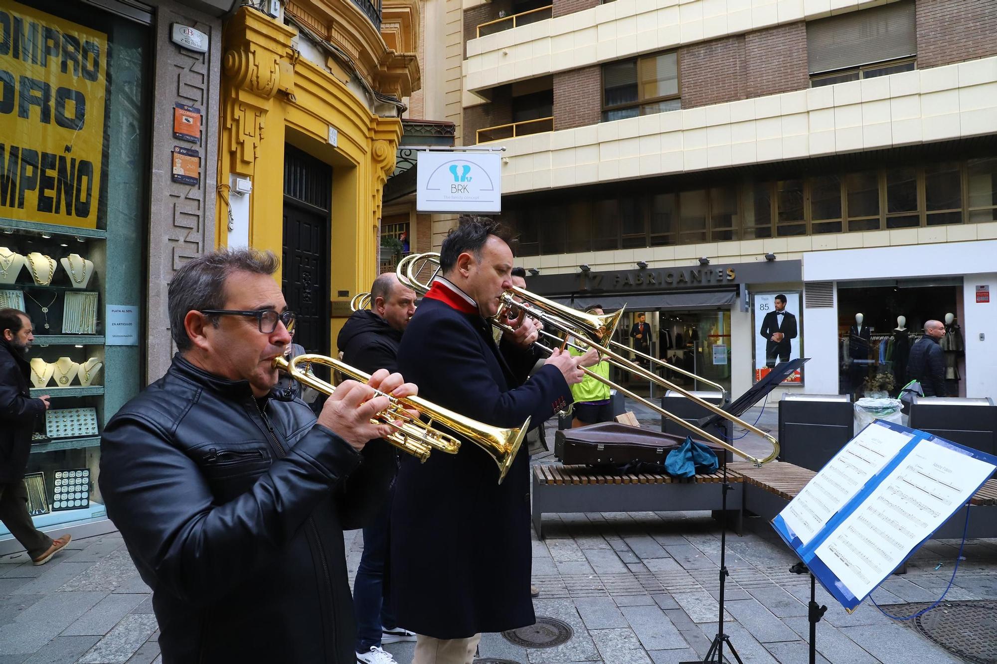 La Orquesta de Córdoba inerpretando Adeste Fideles en la calle Cruz Conde