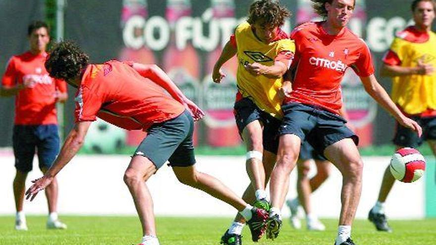 Canobbio, al fondo, Lequi, de espaldas, Perera y Michu, durante el entrenamiento matinal de ayer en A Madroa. / José Lores