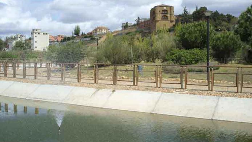 Prado de las Pavas con los surtidores de la laguna en funcionamiento.