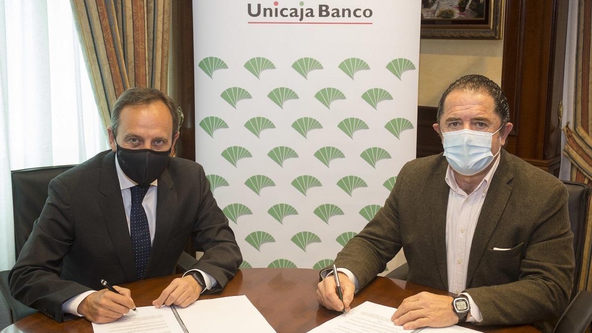 El director territorial de Banca Comercial de Unicaja Banco en Málaga, Agustín Sánchez, y el presidente de Asaja Málaga, Baldomero Bellido