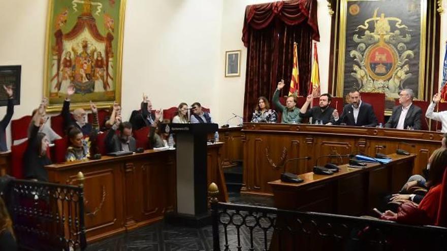 La Corporación municipal votando ayer en el pleno extraordinario convocado para aprobar las ayudas al pago del IBI y otro reajuste presupuestario.