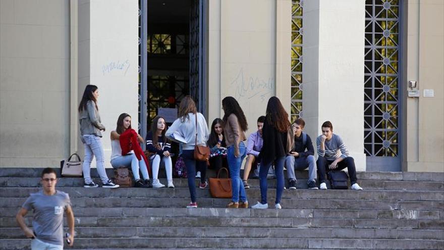 Aluvión de solicitudes para optar a las becas de Erasmus y de máster