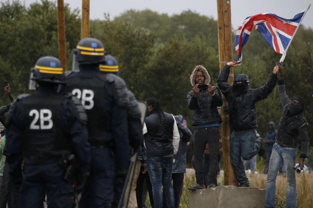 La policía francesa y los inmigrantes y manifestantes concentrados en Calais a la espera de acceder a Reino Unido se enfrentan en violentos altercados.