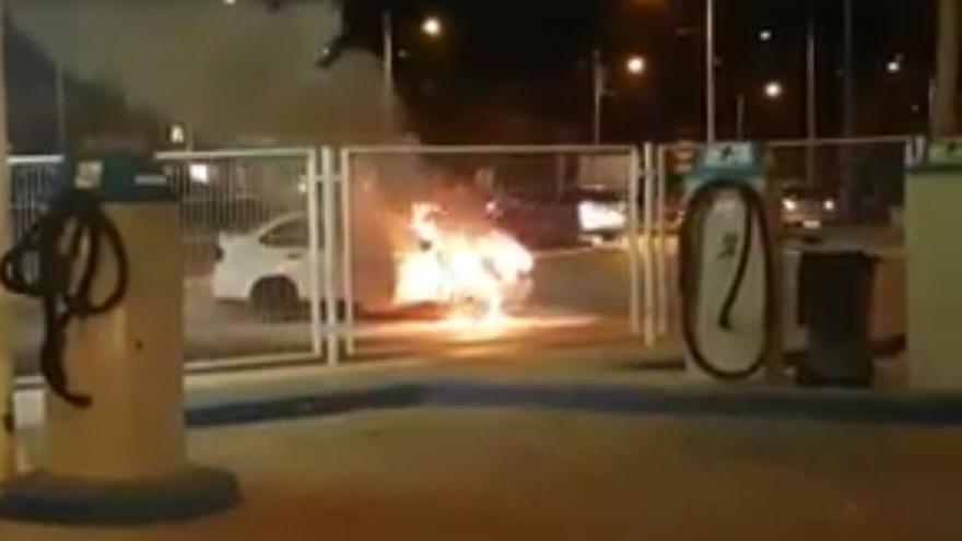 Un coche se incendia junto a una gasolinera en Xàtiva