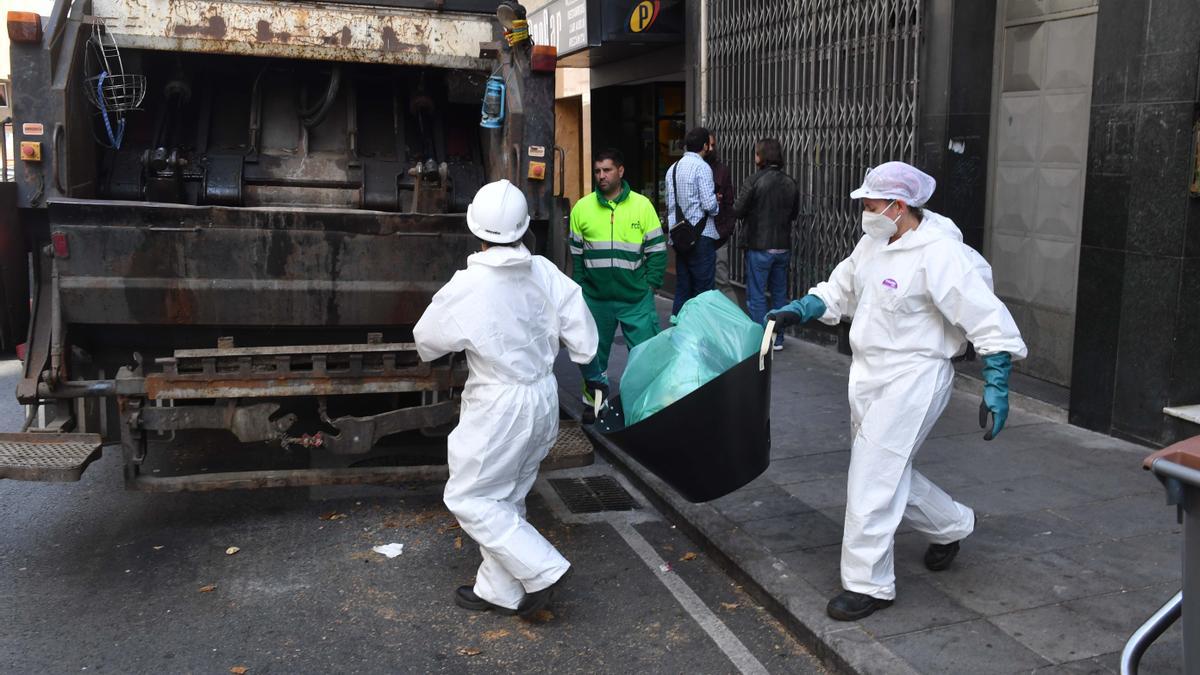 El Concello de A Coruña retira toneladas de basura del edificio ocupado de ronda de Nelle