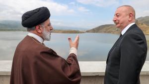 El presidente iraní Raisi y el presidente de Azerbaiyán Aliyev visitan la presa de Qiz-Qalasi