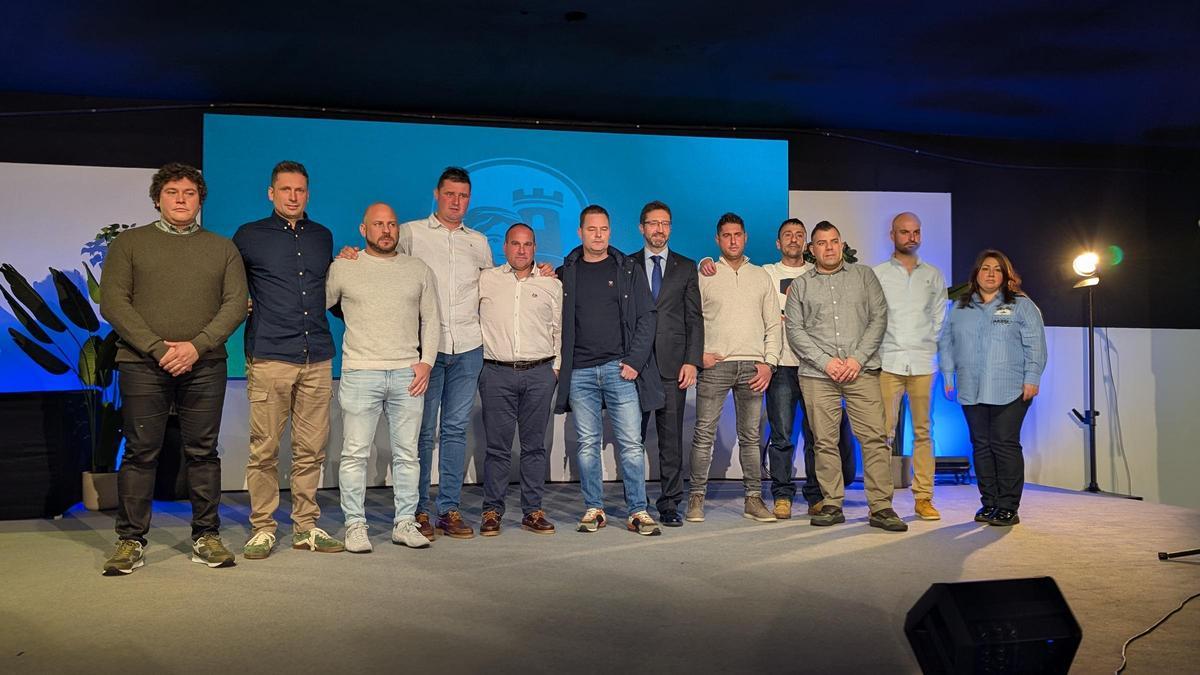 Loa galardonados con la medalla de antigüedad Santa Bárbara de Hunosa, con el presidente de la compañía, Enriquue Fernández, sexto por la derecha