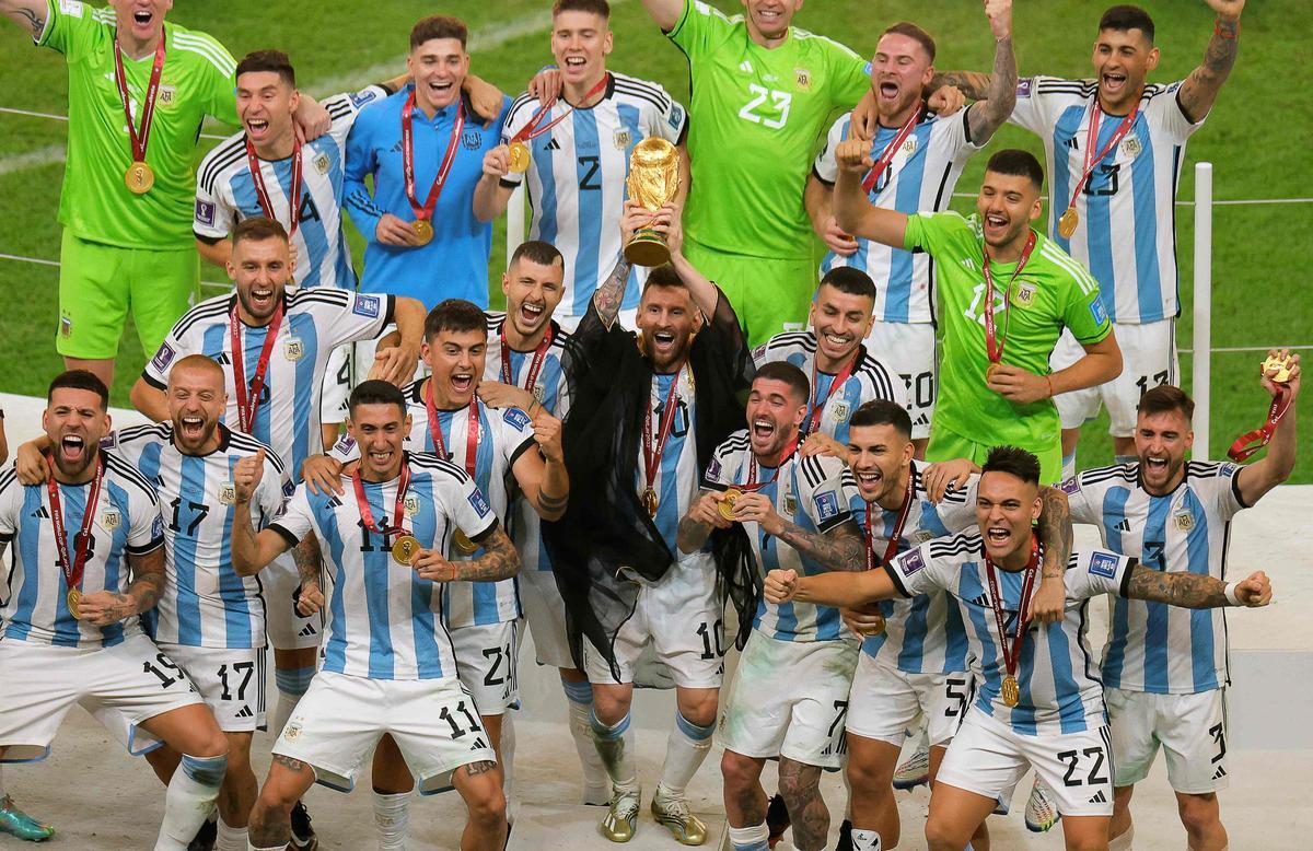 Lionel Messi levanta el trofeo mientras celebra la victoria en la final de la Copa América 2024 de la Conmebol entre Argentina y Colombia. Lionel Messi levanta el trofeo mientras celebra la victoria en la final de la Copa América 2024 de la Conmebol entre Argentina y Colombia.