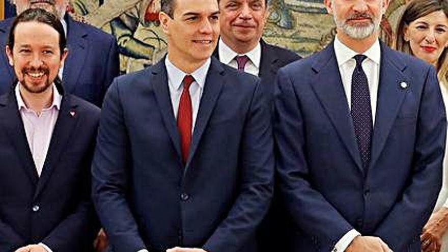 El president del Govern, Pedro Sánchez, amb el rei Felip VI i els membres de l&#039;Executiu