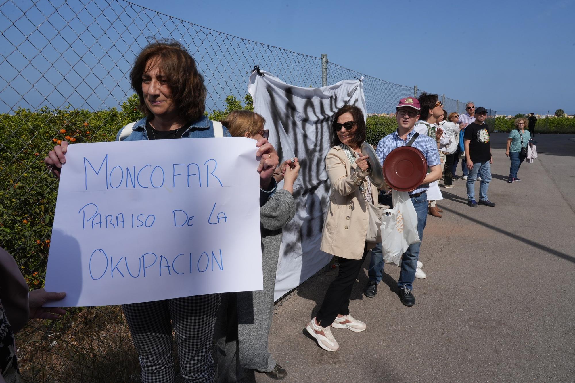 Fotos del operativo para desalojar los okupas de un bloque de pisos en Moncofa