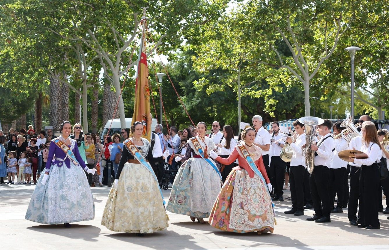 María Estela, la corte, Quart y Xirivella honran a la senyera más viajera de las Fallas