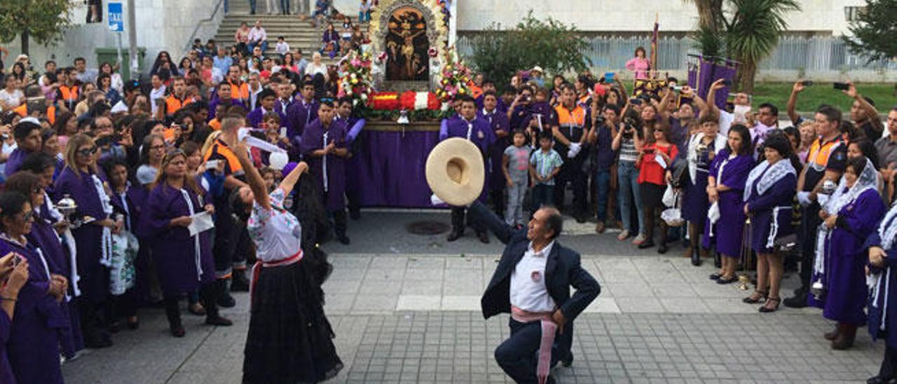 Participantes en la procesión del Señor de los Milagros, patrón de Perú, celebrada el 26 de octubre.