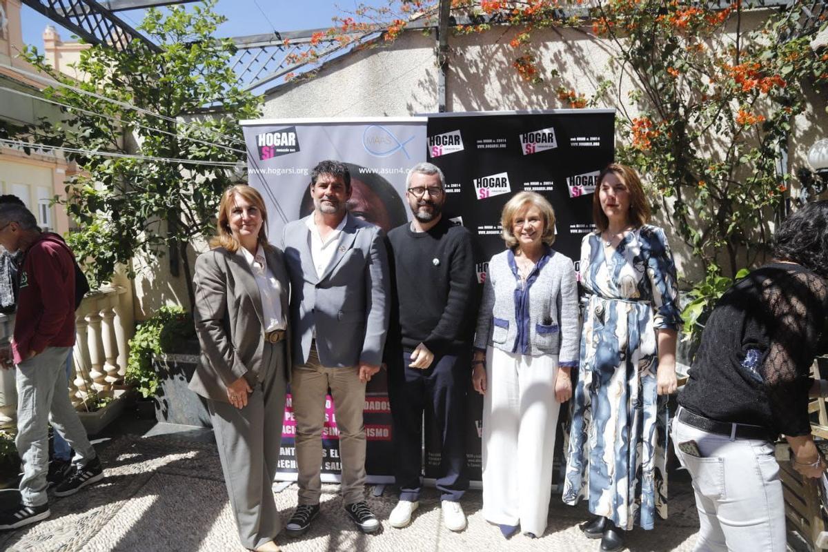 Autoridades, en la terraza de Hogar Sí, este miércoles.