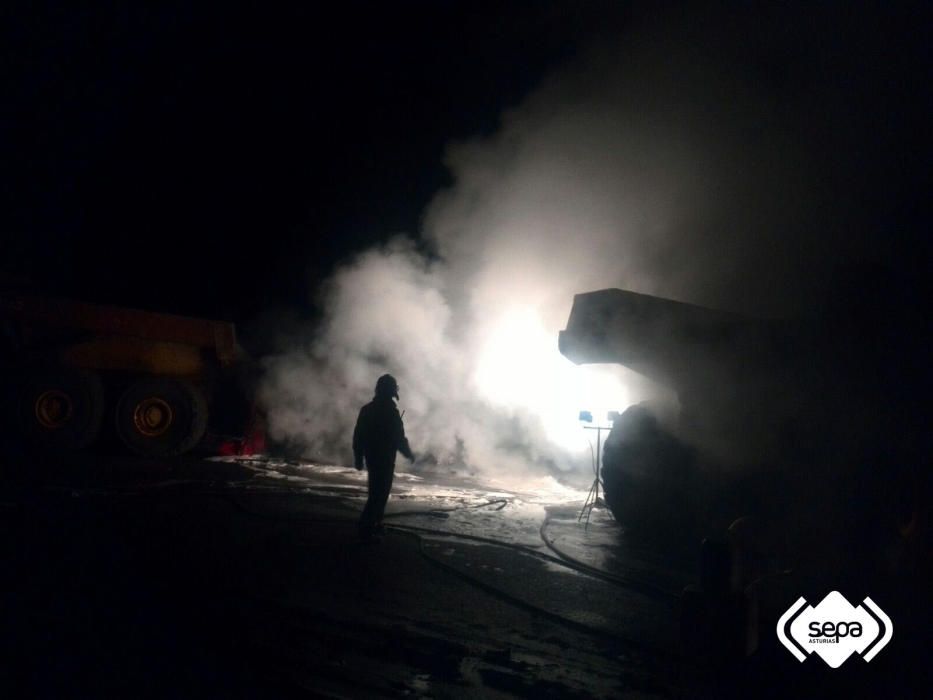 Incendio de un camión en una mina de Cerredo, en Degaña