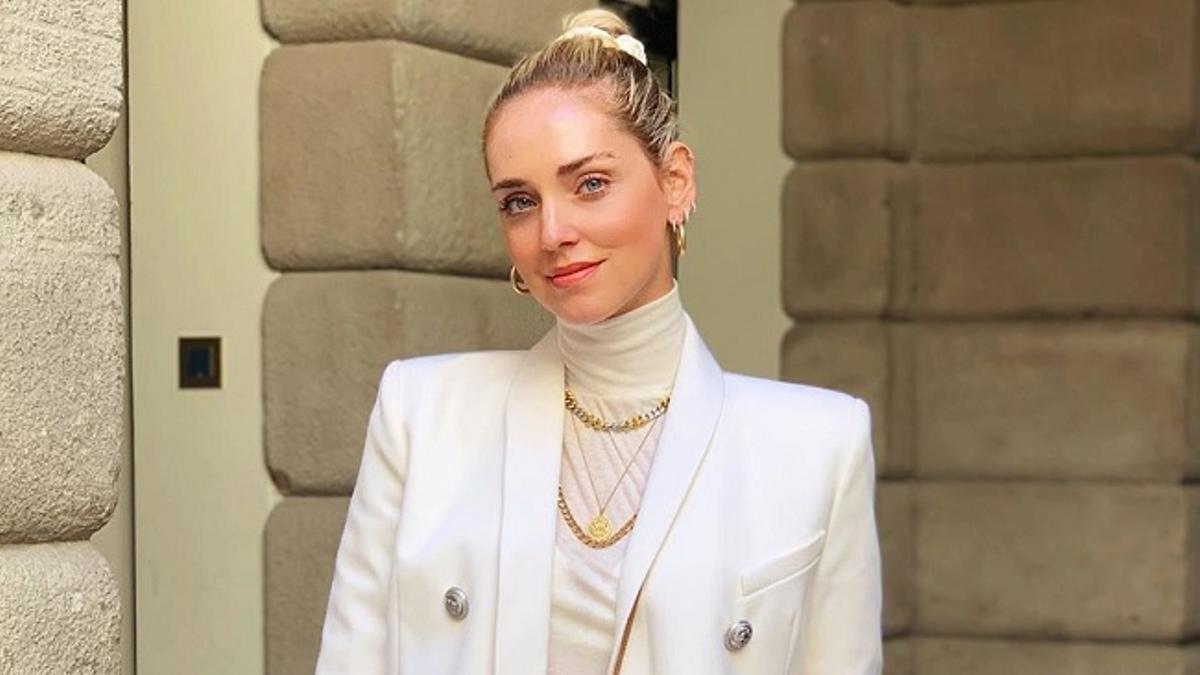 Chiara Ferragni con collares de eslabones y cuello alto